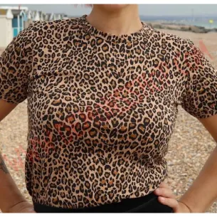 Camiseta MC Chica Leopardo